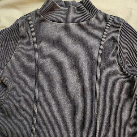 Hunter and Brown, Long Sleeved, "Denim Look," Turtle Neck, Crop Top Size Medium - Picture 9 of 12